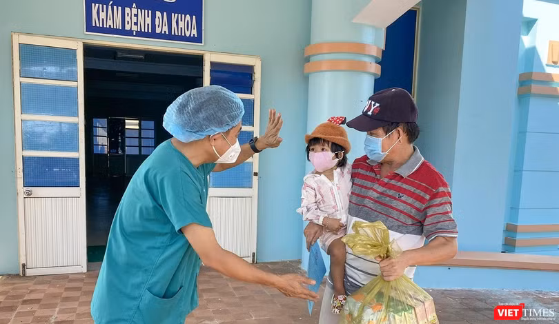Bệnh nhân nhi 2 tuổi BN15936 tại buổi xuất viện