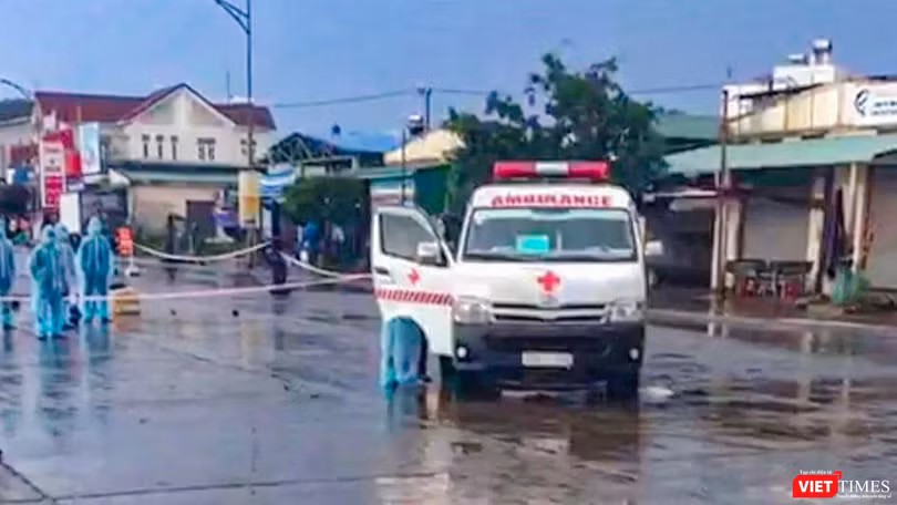 Xe y tế chuyên dụng đưa số ngư dân Quảng Ngãi dương tính SARS-CoV-2 đi cách ly, điều trị