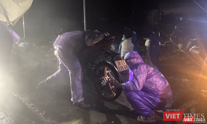 Trước khi di chuyển qua hầm, phương tiện xe máy của người dân được đội sinh viên tình nguyện ĐH Đông Á sửa chữa, bảo dưỡng để tiếp tục hành trình về quê Trước khi di chuyển qua hầm, phương tiện xe máy của người dân được đội sinh viên tình nguyện ĐH Đông Á sửa chữa, bảo dưỡng để tiếp tục hành trình về quê