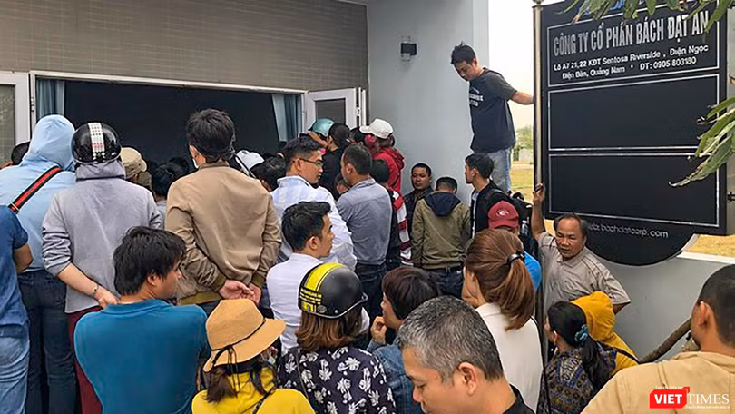Khách hàng mua đất nền do Công ty CP Bách Đạt An bao vây trụ sở để đòi sổ đỏ