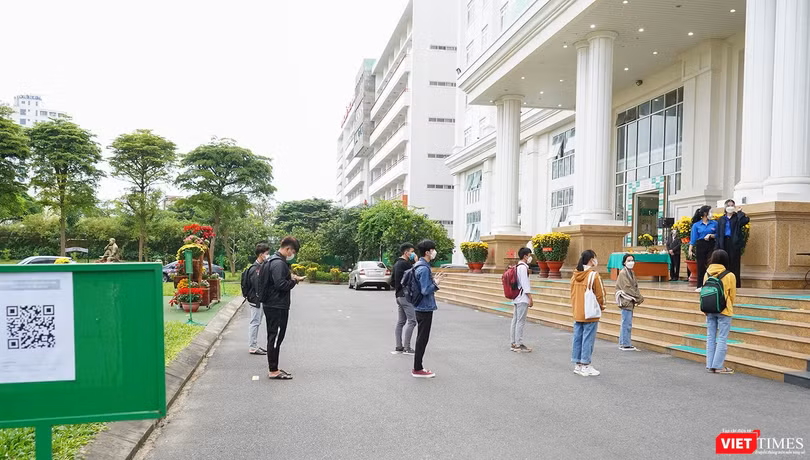 Sinh viên ĐH Đông Á ngày đầu trở lại trường học trực tiếp