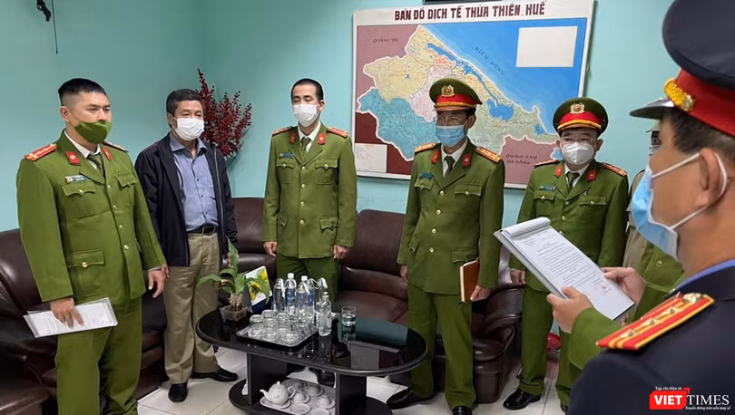 Công an Thừa Thiên Huế tống đạt quyết định khởi tố bị can, bắt tạm giam Giám đốc CDC tỉnh Thừa Thiên Huế