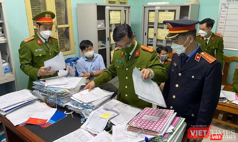 Cơ quan Công an Thừa Thiên Huế khám xét nơi làm việc của ông Hà Thúc Nhật - Kế toán trưởng kiêm Trưởng phòng Tài chính kế toán CDC tỉnh Thừa Thiên Huế. Cơ quan Công an Thừa Thiên Huế khám xét nơi làm việc của ông Hà Thúc Nhật - Kế toán trưởng kiêm Trưởng phòng Tài chính kế toán CDC tỉnh Thừa Thiên Huế.