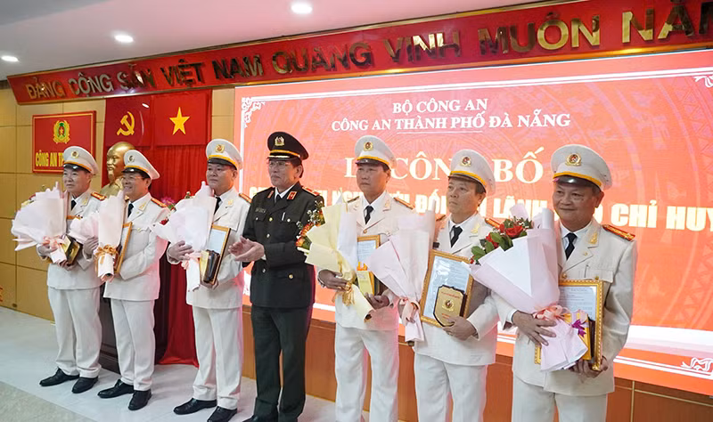 Thiếu tướng Vũ Xuân Viên, Giám đốc Công an TP Đà Nẵng trao quyết định cho lãnh đạo các phòng xin nghỉ hưu trước tuổi.
