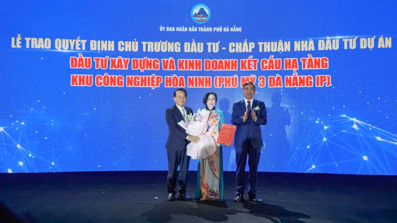 Lãnh đạo TP Đà Nẵng trao quyết định chủ trương đầu tư hạ tầng Khu công nghiệp Hoà Ninh cho đại diện Công ty CP Thanh Bình Phú Mỹ tại lễ khởi động dự án.