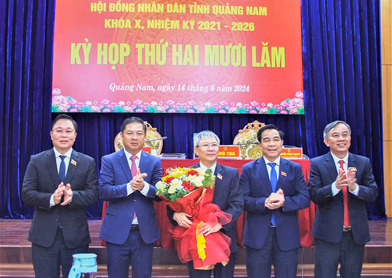 Lãnh đạo tỉnh Quảng Nam tặng hoa, chúc mừng ông Nguyễn Đức Dũng (đứng giữa) được bầu làm Chủ tịch HĐND tỉnh.