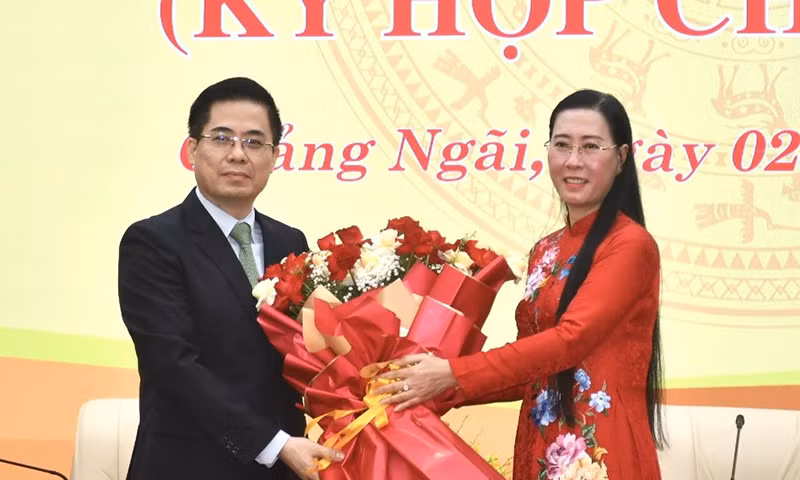 Bà Bùi Thị Quỳnh Vân, Bí thư Tỉnh ủy, Chủ tịch HĐND tỉnh Quảng Ngãi tặng hoa cho ông Nguyễn Hoàng Giang, tân Chủ tịch UBND tỉnh Quảng Ngãi. (Ảnh Đức Hoàng)