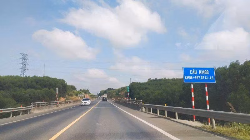Dự án Mở rộng cao tốc đoạn La Sơn – Hòa Liên giữa Huế và Đà Nẵng có chiều dài 65km, quy mô 4 làn xe với tổng mức đầu tư khoảng 3.010 tỷ đồng sẽ hoàn thành trong năm 2025.