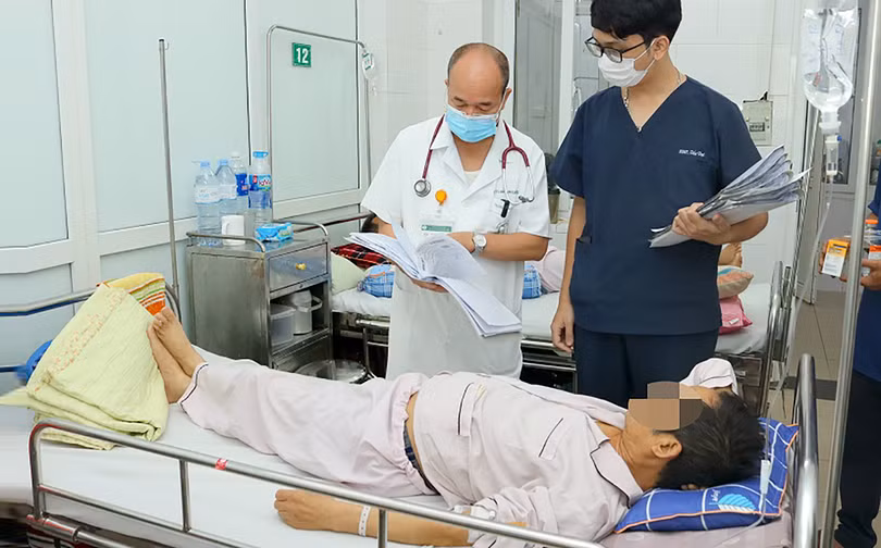 PGS.TS Đỗ Duy Cường - Giám đốc Trung tâm Bệnh nhiệt đới, Bệnh viện Bạch Mai thăm khám cho bệnh nhân
