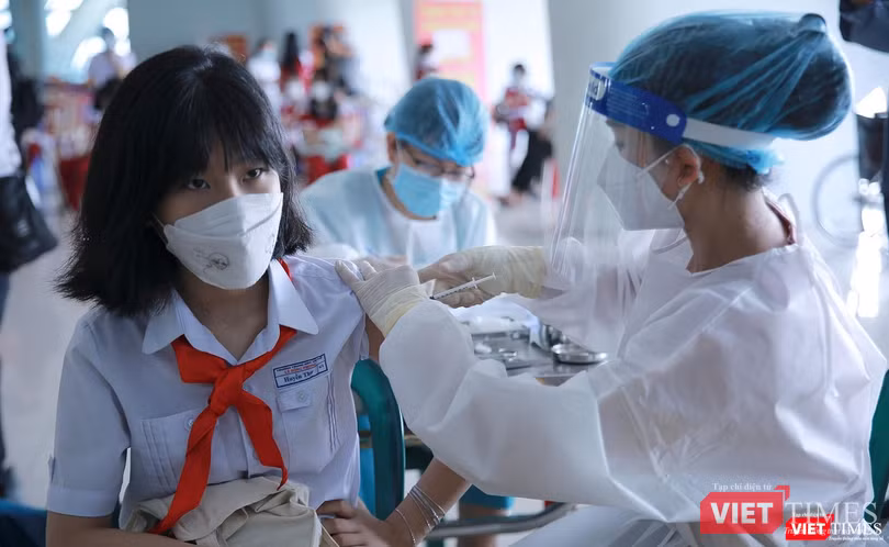Lực lượng y tế Đà Nẵng tiêm vaccine phòng COVID-19 cho đối tượng học sinh trên địa bàn