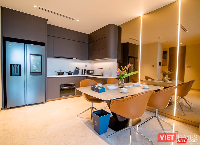 Hệ thống tủ bếp được thi công tinh xảo, sử dụng ván nhựa PVC Pima, phủ laminate xuất xứ Châu Âu, phụ kiện bản lề Hafele (Đức), mặt bếp đá Solid Surface LG (Hàn Quốc),... (Ảnh: Căn hộ 1 PN plus) Hệ thống tủ bếp được thi công tinh xảo, sử dụng ván nhựa PVC Pima, phủ laminate xuất xứ Châu Âu, phụ kiện bản lề Hafele (Đức), mặt bếp đá Solid Surface LG (Hàn Quốc),... (Ảnh: Căn hộ 1 PN plus)