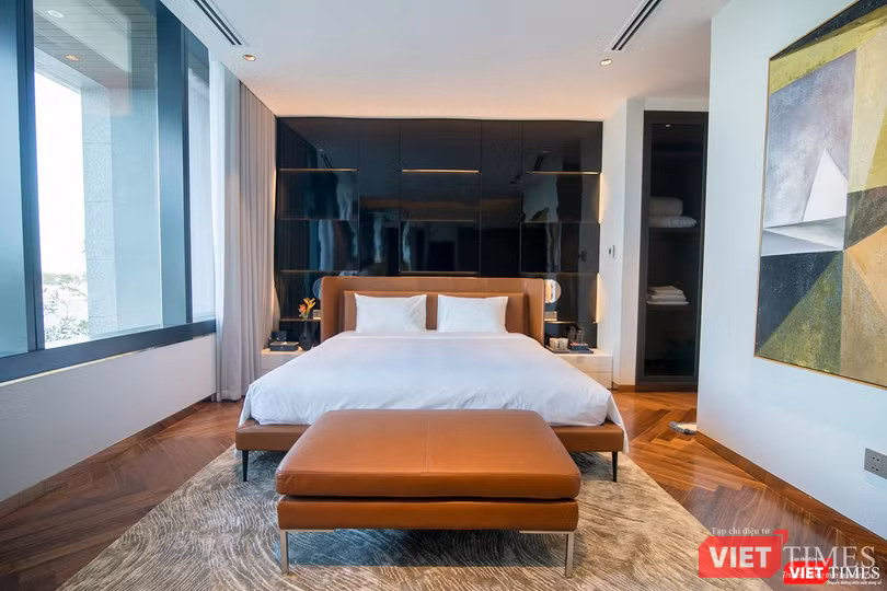 Sàn phòng ngủ sử dụng gỗ óc chó kỹ thuật, bề mặt phủ UV chống trầy xuất xứ của Nga, thi công ráp hình xương cá, phủ hoàn thiện 3 lớp PE của Mỹ có giá trị thẩm mỹ cao cũng như độ bền vượt trội. (Ảnh: Căn hộ 2 PN) Sàn phòng ngủ sử dụng gỗ óc chó kỹ thuật, bề mặt phủ UV chống trầy xuất xứ của Nga, thi công ráp hình xương cá, phủ hoàn thiện 3 lớp PE của Mỹ có giá trị thẩm mỹ cao cũng như độ bền vượt trội. (Ảnh: Căn hộ 2 PN)
