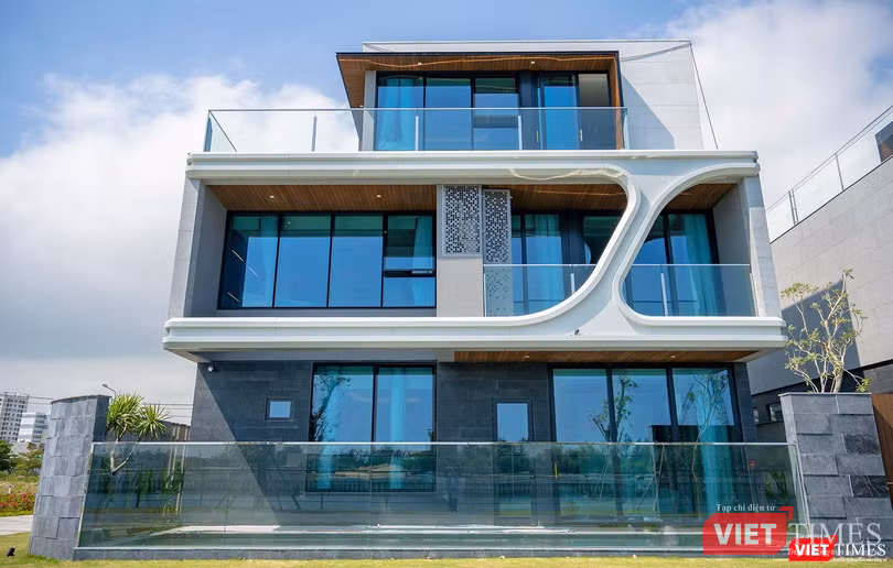 Hệ mặt dựng Regal Complex tái hiện trực quan những đường cong uyển chuyển được lấy cảm hứng từ sóng biển, mang đến vẻ đẹp nghệ thuật độc đáo, ấn tượng vượt trội so với thị trường. Hệ mặt dựng Regal Complex tái hiện trực quan những đường cong uyển chuyển được lấy cảm hứng từ sóng biển, mang đến vẻ đẹp nghệ thuật độc đáo, ấn tượng vượt trội so với thị trường.