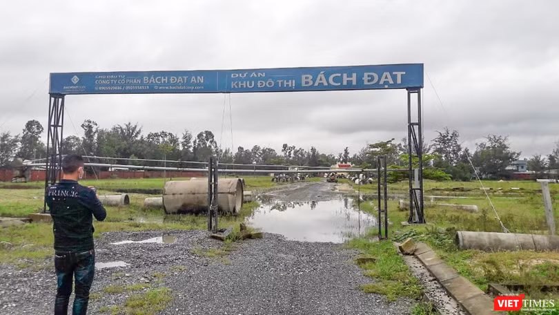 Dự án Bách Đạt tại Khu đô thị mới Điện Nam - Điện Ngọc (thị xã Điện Bàn, tỉnh Quảng Nam) do Công ty CP Bách Đạt An làm chủ đầu tư, liên quan đến vụ án tranh chấp vẫn nhếch nhác suốt gần 10 năm qua.
