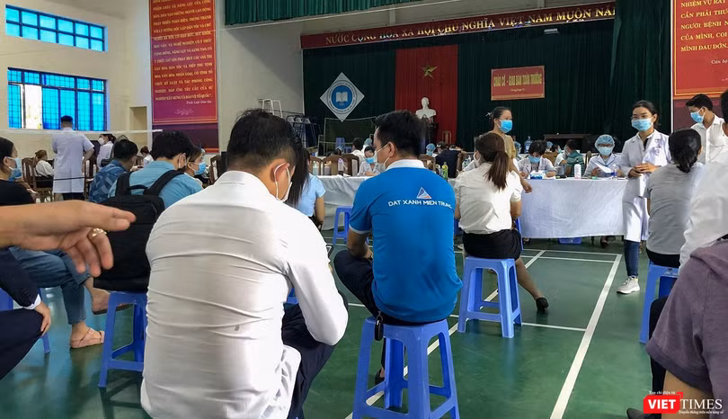 Quang cảnh buổi tiêm vaccine COVID-19 đợt 3 cho các đối tượng ưu tiên tại Quảng Nam