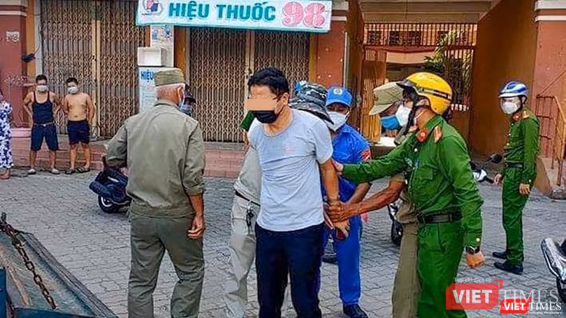 Ông Trần V. bị lực lượng công an trấn áp, áp giải Ông Trần V. bị lực lượng công an trấn áp, áp giải