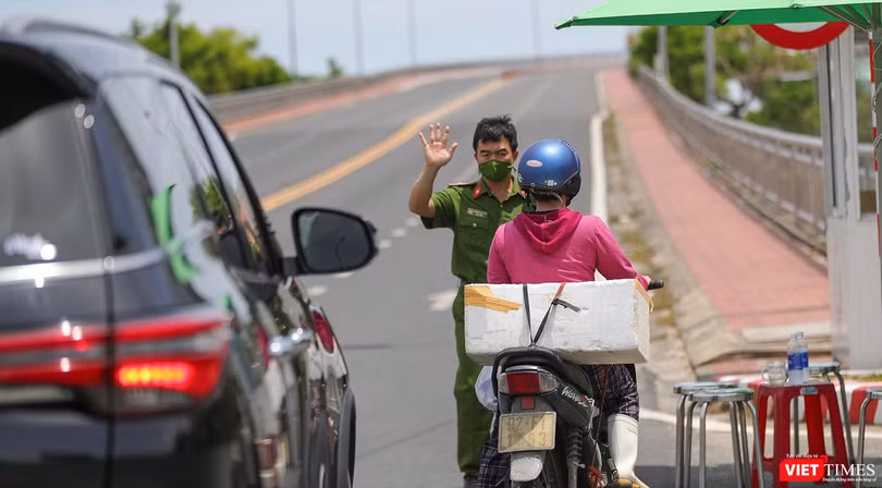 Lực lượng kiểm soát dịch Đà Nẵng hạn chế phương tiện giao thông lưu thông qua cầu Thuận Phước trong thời gian phong toả cứng toàn TP