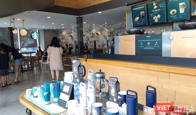 Người dân tuân thủ 5K, giãn cách bên trong quán