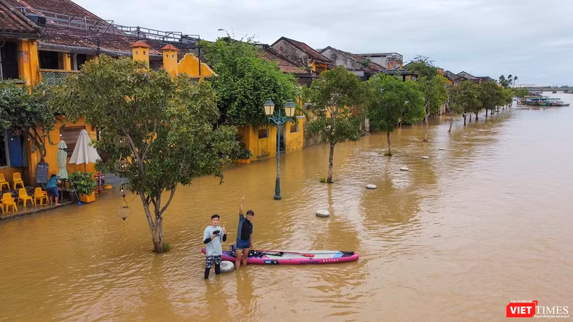 Quảng Nam đưa sản phẩm du lịch Hội An mùa nước nổi vào khai thác nhằm đem lại cho du khách trải nghiệm phố cổ trong những ngày nước lên