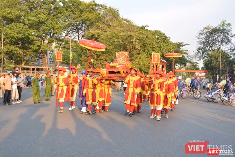 Kiệu rước tổ nghề ở lễ Tế tổ bách nghệ tại kỳ Festival nghề truyền thống Huế năm 2019 (Ảnh: Thượng An) Kiệu rước tổ nghề ở lễ Tế tổ bách nghệ tại kỳ Festival nghề truyền thống Huế năm 2019 (Ảnh: Thượng An)