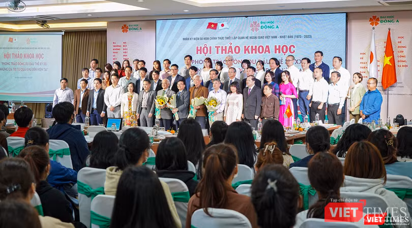 Các nhà nghiên cứu, nhà quản lý, nhà khoa học và đại biểu chụp ảnh lưu niệm nhân sự kiện