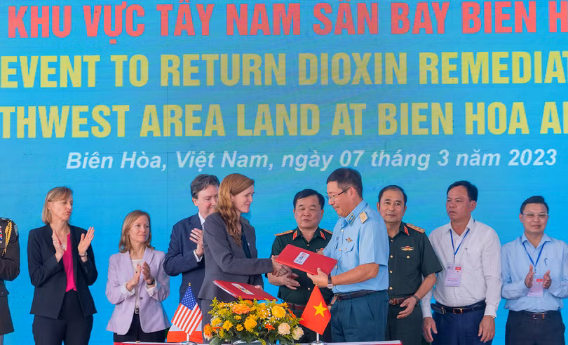 Thượng tướng Hoàng Xuân Chiến - Thứ trưởng Bộ Quốc phòng Việt Nam và bà Samantha Power -Tổng Giám đốc Cơ quan Phát triển Quốc tế Hoa Kỳ (USAID) tại lễ ký kết