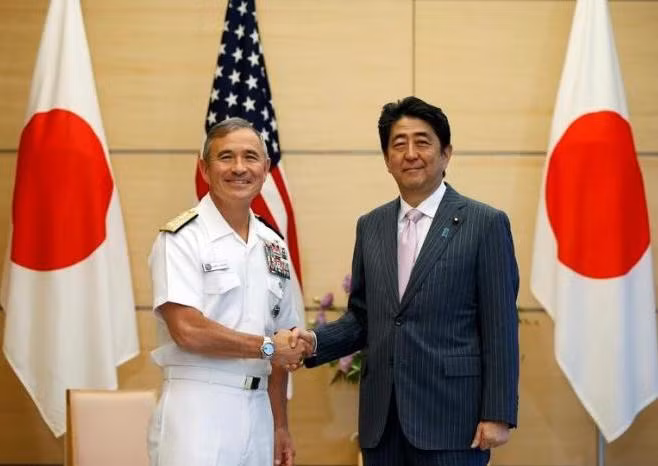 Đô đốc Harry Harris và Thủ tướng Nhật Bản Shinzo Abe. Ảnh: Reuters UK