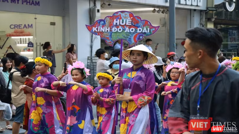 Màn trình diễn áo dài truyền thống