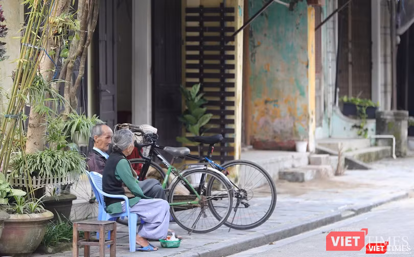 Những người già hóng mát và trò chuyện