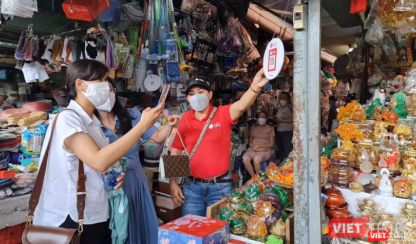 Tiểu thương chợ Cồn sử dụng mã VietQR trong thanh toán Tiểu thương chợ Cồn sử dụng mã VietQR trong thanh toán