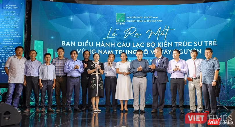 Lãnh đạo Hội Kiến trúc sư Việt Nam và Giám đốc Sở Xây dựng, Sở TN&MT TP Đà Nẵng chụp ảnh lưu niệm cùng Ban Điều hành Câu lạc bộ Kiến trúc sư trẻ vùng Nam trung bộ và Tây nguyên Lãnh đạo Hội Kiến trúc sư Việt Nam và Giám đốc Sở Xây dựng, Sở TN&MT TP Đà Nẵng chụp ảnh lưu niệm cùng Ban Điều hành Câu lạc bộ Kiến trúc sư trẻ vùng Nam trung bộ và Tây nguyên