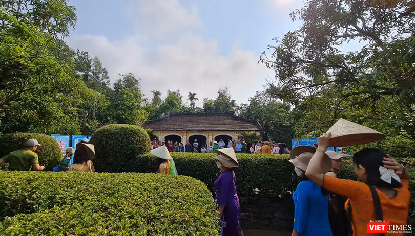 Du khách đến với không gian nhà lưu niệm cụ Huỳnh Thúc Kháng (tại huyện Tiên Phước, Quảng Nam) trong khuôn khổ lễ hội làng cổ Lộc Yên lần hứ 2
