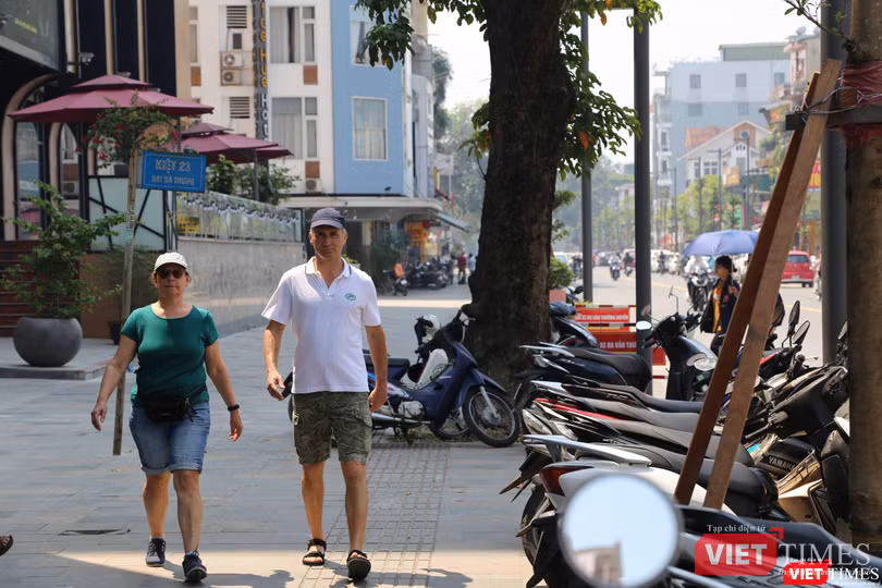 Du khách nước ngoài đi bộ trên tuyến phố