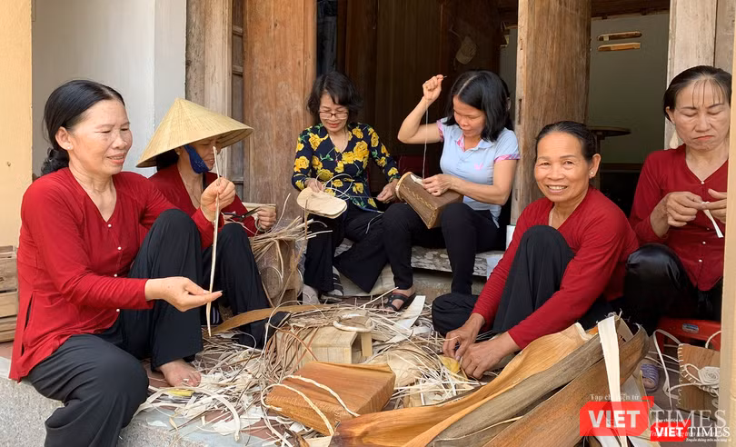 Biểu diễn chế tác mặt hàng thủ công mỹ nghệ từ mo cau Biểu diễn chế tác mặt hàng thủ công mỹ nghệ từ mo cau