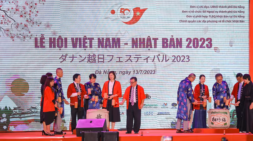 Các đại biểu đánh trống khai mạc lễ hội giao lưu văn hoá Việt Nam - Nhật Bản TP Đà Nẵng năm 2023