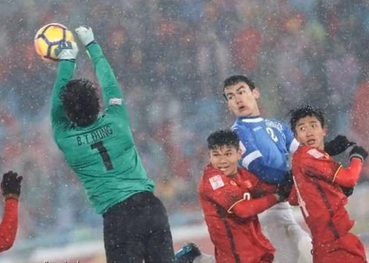 Thủ môn Bùi Tiến Dũng của U23 Việt Nam trong trận chung kết với U23 Uzbekistan. Ảnh: Hupu