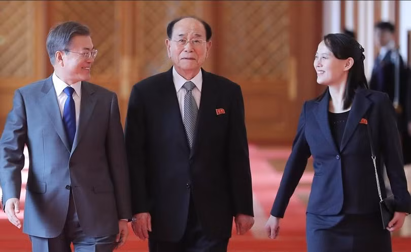 Tổng thống Hàn Quốc Moon Jae-in đón tiếp Chủ tịch Quốc hội Triều Tiên Kim Jong-nam và bà Kim Yo-jong, em gái nhà lãnh đạo Triều Tiên Kim Jong-un. Ảnh: Dwnews.