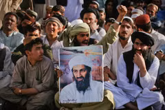 Những người ủng hộ thủ lĩnh al-Qaeda Osama bin Laden hô vang các khẩu hiệu chống Mỹ sau khi hay tin ông ta qua đời, trong một cuộc biểu tình ở Quetta ngày 2/5/2011. Ảnh: Reuters.