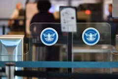 Cổng kiểm soát an ninh giao thông (TSA) tại Sân bay Quốc gia Ronald Reagan Washington ở Arlington, Virginia, Mỹ, ngày 14/2. Ảnh: Reuters.