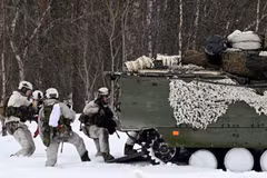 Binh sĩ Na Uy tham dự một cuộc duyệt binh tại căn cứ không quân Bardufoss ở Na Uy vào ngày 13/3/2026, trong chuyến thăm của Thủ tướng Đức và Thủ tướng Canada. Ảnh: AFP.