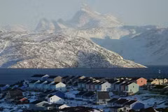 Các tòa nhà chung cư hiện lên giữa khung cảnh tuyết phủ ở Nuuk, Greenland, ngày 25/1. Ảnh: Getty.