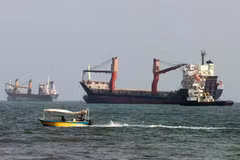 Có thể nhìn thấy các tàu thuyền ở eo biển Hormuz, ngoài khơi thành phố cảng Bandar Abbas ở miền Nam Iran. Ảnh: AFP.