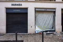 Một cửa hàng Hermès ở Marseille, Pháp, bị phá hoại trong hôm 17/10. Ảnh: AFP.