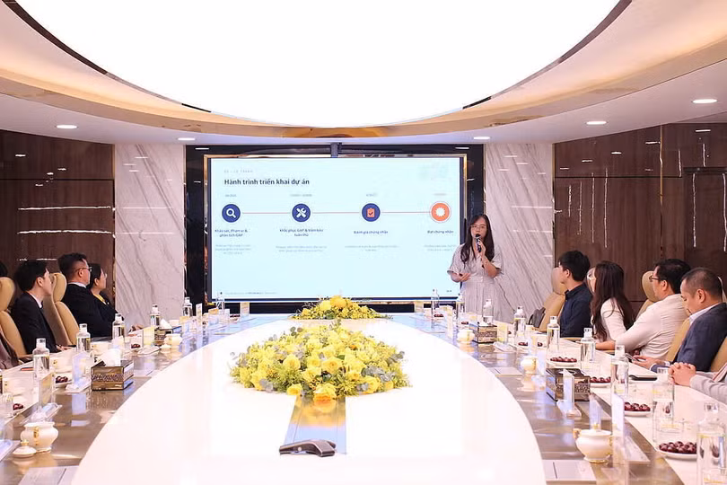 Chị Ngô Thu Hồng - chuyên gia, đánh giá trưởng dự án từ FPT trình bày về quá trình triển khai và nỗ lực của hai bên.