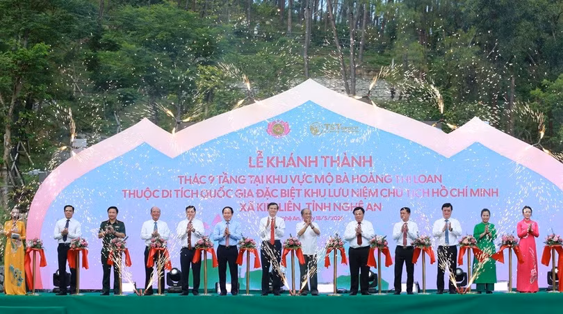 Các đại biểu thực hiện nghi thức cắt băng khánh thành Công trình Thác 9 tầng