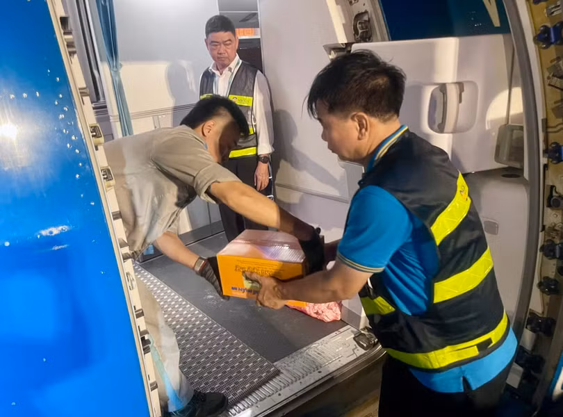 52-hang-hoa-duoc-chat-xep-tren-cabin-de-tang-them-khoi-luong-chuyen-cho.jpg