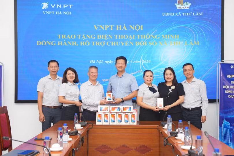 VNPT cũng đã triển khai chương trình hỗ trợ smartphone cho người cao tuổi, hộ nghèo, người khuyết tật và các gia đình khó khăn.