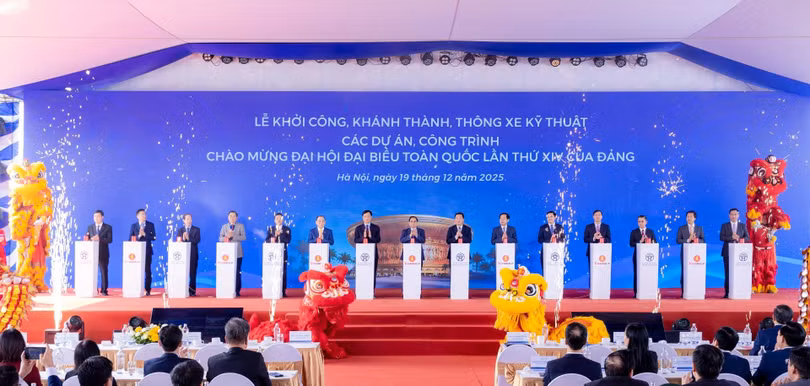 anh-2-thu-tuong-chinh-phu-pham-minh-chinh-bi-thu-thanh-uy-ha-noi-nguyen-duy-ngoc-cung-lanh-dao-bo-nganh-trung-uong-lanh-dao-dia-phuong-va-ong-pham-nhat-vuong-chu-tich-tap-doan-vingroup-bam-nut-khoi-cong-du-an-k.jpg