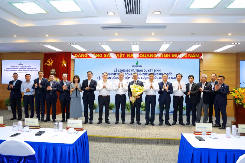 lanh-dao-cac-bo-nganh-tap-doan-chuc-mung-tan-thanh-vien-hdtv-tong-giam-doc-petrovietnam-le-manh-cuong.jpg