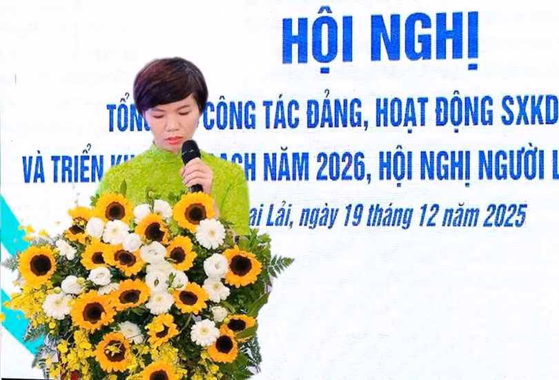 Bà Đỗ Thị Hồng Hạnh - Ủy viên Ban Chấp hành Công đoàn Cơ sở PVChem báo cáo công tác công đoàn năm 2025 và phương hướng nhiệm vụ năm 2026.